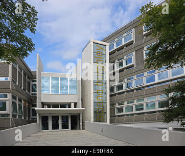 Acland Burghley School dans le nord de Londres. Un hôtel récemment rénové des années 60, construit à l'école avec un nouveau 6e escadre. L'entrée principale. Banque D'Images