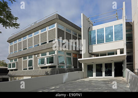 Acland Burghley School dans le nord de Londres. Un hôtel récemment rénové des années 60, construit à l'école avec un nouveau 6e escadre. L'entrée principale. Banque D'Images