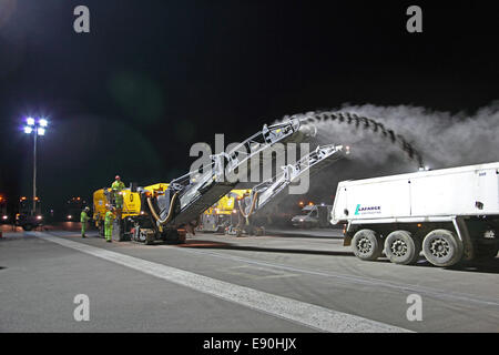 Aéroport de Heathrow, Londres. Les équipes d'entretien refont face à la piste sud lors d'une fermeture de nuit. Deux plans de route éloignent la surface supérieure. Banque D'Images