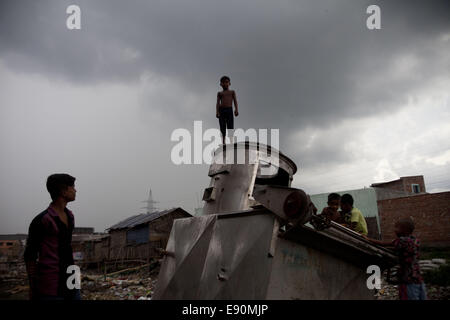 Dhaka, Bangladesh. 14Th Oct, 2014. Enfants bangladais sont jouant avec l'équipement endommagé tannerie tannerie Hazaribagh en région. Dhaka, Bangladesh © Suvra Kanti Das/ZUMA/ZUMAPRESS.com/Alamy fil Live News Banque D'Images