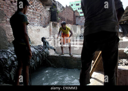 Dhaka, Bangladesh. 14Th Oct, 2014. Les travailleurs bangladais tannerie, transformer les matières de peaux d'animaux à être utilisés pour fabriquer des produits en cuir à une tannerie de Hazaribagh. Les tanneries dans le quartier d'Hazaribagh décharge zone 30000 mètres carrés de déchets liquides tous les jours. Les tanneries s'acquitter des effluents dans le réseau de la rivière provoquant une grande zone de boues acides. Dhaka, Bangladesh. © Suvra Kanti Das/ZUMA/ZUMAPRESS.com/Alamy fil Live News Banque D'Images