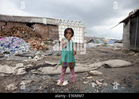 Dhaka, Bangladesh. 14Th Oct, 2014. Une jeune fille se tient en face d'une zone de déversement dans la région de Hazaribagh. Dhaka, Bangladesh © Suvra Kanti Das/ZUMA/ZUMAPRESS.com/Alamy fil Live News Banque D'Images