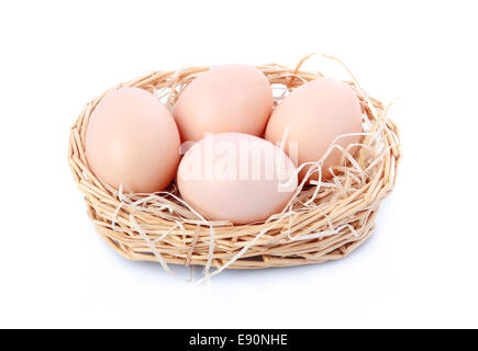 Les oeufs crus dans panier isolated on white Banque D'Images
