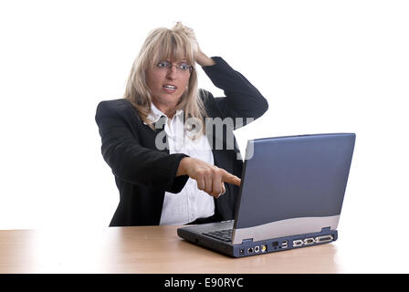 Femme assise en face d'un ordinateur portable Banque D'Images