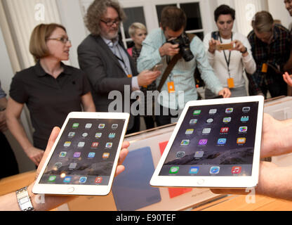 Berlin, Allemagne. 16 octobre, 2014. Les visiteurs regarder le nouvel iPad Air 2 qui a été présenté le même jour à l'Apple store de Berlin, Allemagne, 16 octobre 2014. Dpa : Crédit photo alliance/Alamy Live News Banque D'Images