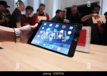 Berlin, Allemagne. 16 octobre, 2014. Les visiteurs regarder le nouvel iPad Air 2 qui a été présenté le même jour à l'Apple store de Berlin, Allemagne, 16 octobre 2014. Dpa : Crédit photo alliance/Alamy Live News Banque D'Images