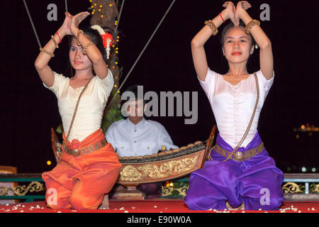 Danseurs et musicien traditionnelle cambodgienne, Phnom Penh, Cambodge Banque D'Images