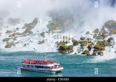 Le Hornblower chargé avec des touristes devant les chutes américaines, partie de la région de Niagara Falls, Ontario, Canada. Banque D'Images