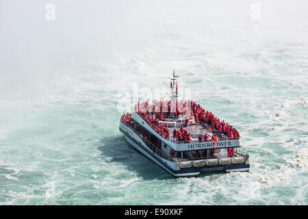 Le Hornblower chargé avec des touristes de la chute en fer à cheval, partie de la région de Niagara Falls, Ontario, Canada. Banque D'Images