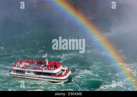 Le Hornblower chargé avec des touristes de la chute en fer à cheval, partie de la région de Niagara Falls, Ontario, Canada. Banque D'Images