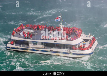 Le Hornblower chargé avec des touristes de la chute en fer à cheval, partie de la région de Niagara Falls, Ontario, Canada. Banque D'Images