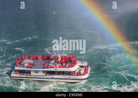 Le Hornblower chargé avec des touristes de la chute en fer à cheval, partie de la région de Niagara Falls, Ontario, Canada. Banque D'Images