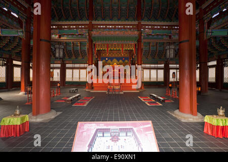 Salle du Trône à l'intérieur de Gyeongbokgung Banque D'Images