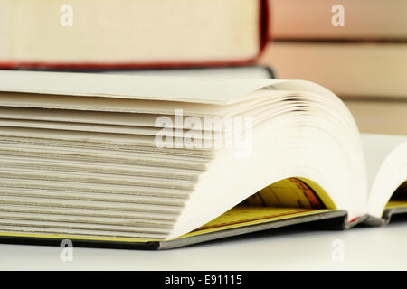 Livre ouvert sur la table Banque D'Images