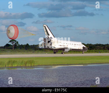 Faites glisser l'orbiteur chute déploie après l'orbiteur de la navette spatiale Atlantis atterrit sur la piste 15 du Centre Spatial Kennedy Atterrissage (FSL) à la conclusion de la près de 11 jours de la mission STS-86. Le toucher des roues du train principal était à 5:55:09 HAE, le 6 octobre 1997, avec une mission non officielle-temps écoulé de 10 jours, 19 heures, 20 minutes et 50 secondes. Les deux premières possibilités d'atterrissage du Centre spatial Kennedy le dimanche ont été agité à cause de problèmes météorologiques. La 87ème mission de la navette spatiale a été la 40e l'atterrissage de la navette au Centre spatial Kennedy. Le dimanche soir, la navette spatiale prog Banque D'Images