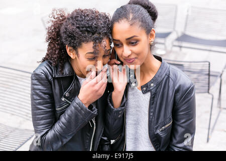 Deux amis adolescents nord-africains et parlent de séance Banque D'Images