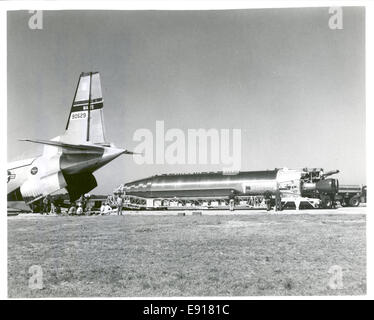 (23 avril 1961) L'Atlas est illustré en cours de déchargement à Cap Canaveral, en Floride. Ce véhicule a été prévu de lancer un engin spatial Mercury (sans astronautes), construit par McDonnell Aircraft Corp., en orbite. L'Atlas a tenté de placer l'engin spatial Mercury dans son premier vol orbital. Le satellite a été censé être lancé dans une trajectoire de vol orbital et rentrée devait être lancé environ 90 minutes plus tard que l'embarcation s'approchait de la fin de la première orbite. Malheureusement, cet Atlas a explosé au lancement. Atlas a été conçu pour lancer des charges utiles sur orbite basse, geosynch Banque D'Images