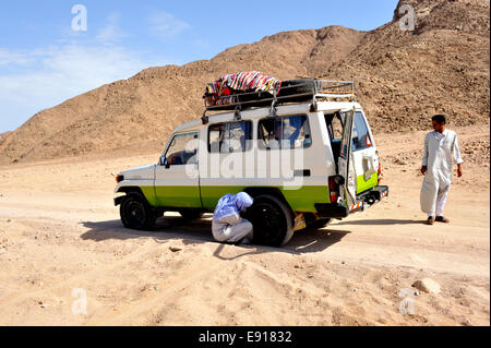 Arabes bédouines Contrôle des pneus sur la voie hors route dans le désert du Sinaï du sud avec 4 roues motrices voiture, Egypte Banque D'Images