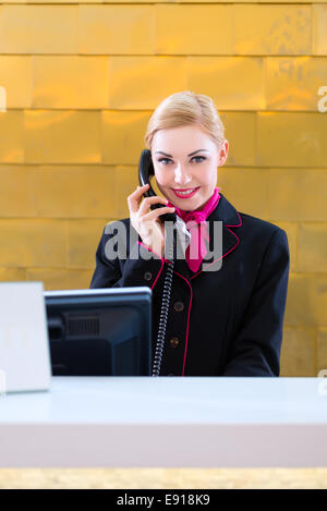 Réceptionniste de l'hôtel téléphone sur/24 Banque D'Images