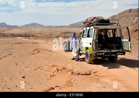 L'homme arabe bédouine avec 4 roues motrices voiture sur piste off road dans le sud du désert du Sinaï, Égypte Banque D'Images