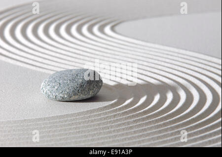 Jardin zen japonais avec de la pierre dans le sable Banque D'Images