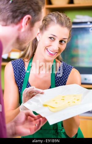 Vendeuse au supermarché bio fromage client offre compteur Banque D'Images