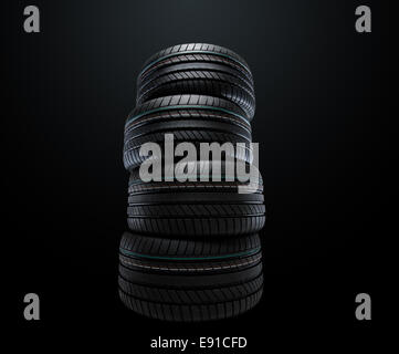 De nouveaux pneus d'été empilés Banque D'Images