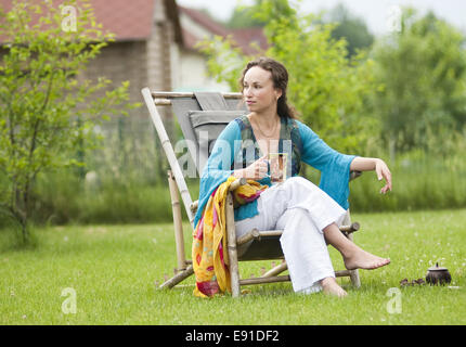 Young woman relaxing on nature Banque D'Images