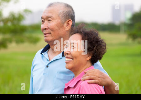 Les personnes âgées personnes âgées heureux couple dans le parc. retraite et de concept Banque D'Images