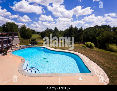 Jardin Piscine et patio Banque D'Images