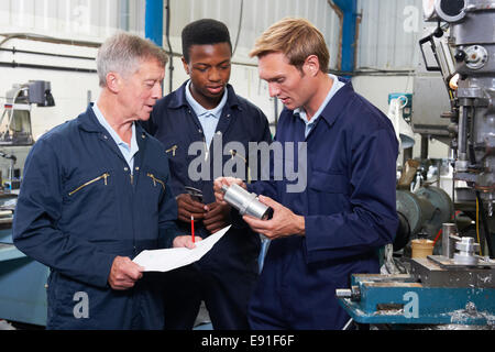 Équipe d'ingénieurs ayant en usine de Discussion Banque D'Images