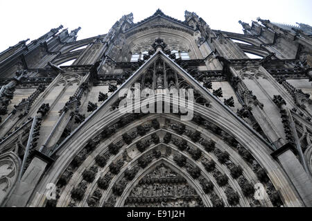 Portal à cathédrale gothique Banque D'Images