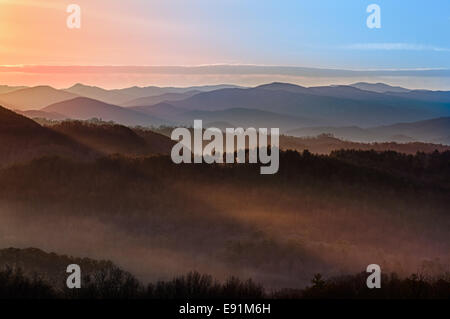 Lever de soleil au-dessus des montagnes Smoky Banque D'Images