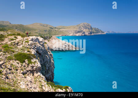 Artà, Majorque, Iles Baléares, Espagne. Voir à partir de la côte sauvage près de Cala Matzoc à travers la mer turquoise à Cap Ferrutx. Banque D'Images