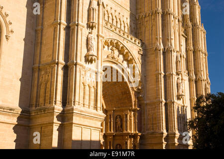 Palma de Mallorca, Majorque, Iles Baléares, Espagne. Avant de l'ouest de la cathédrale, La Seu, éclairé par le soleil du soir. Banque D'Images