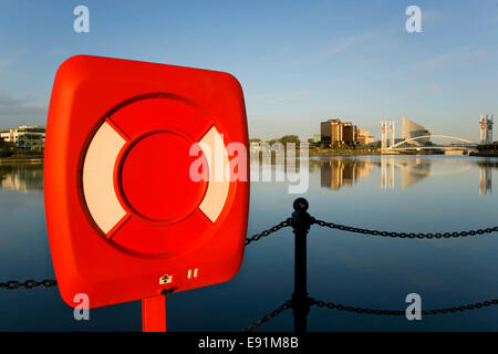 Salford, Greater Manchester, Angleterre. Bouée de couleur à côté du logement Manchester Ship Canal. Banque D'Images