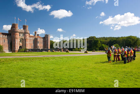 B-1047, East Sussex, Angleterre. Combattants costumés reconstituant un château médiéval château Herstmonceux au siège. Banque D'Images