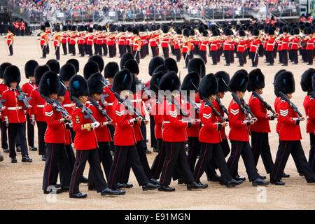 London, Greater London, Angleterre. Protège-pieds de la Division à la personne marchant en formation à l'examen du Colonel cérémonie. Banque D'Images