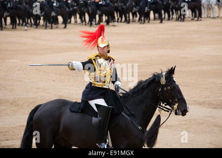 London, Greater London, Angleterre. Un blues et le capitaine Royals équitation avec épée tendue à l'examen du Colonel cérémonie. Banque D'Images