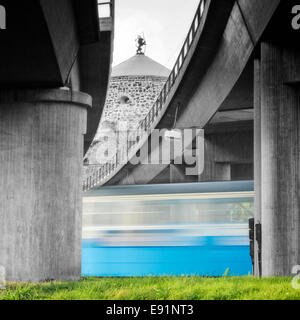 Un train de passer sous un pont Banque D'Images