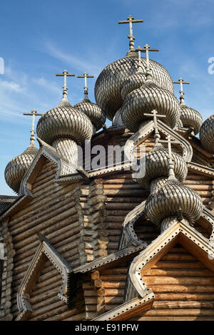 Les coupoles de l'église orthodoxe Christ en bois Banque D'Images