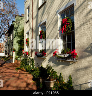 Maison de couleur crème avec guirlande de noël Banque D'Images