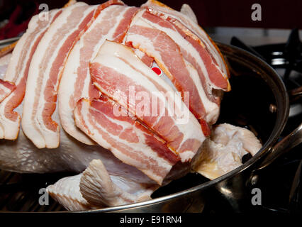 Bacon mis sur la Turquie à rôtir Banque D'Images