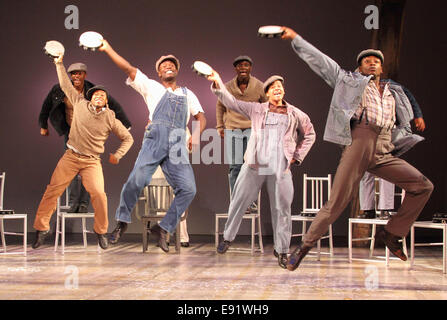 Londres, Royaume-Uni. 16 octobre, 2014. Photocall Cast pour 'la' Scottsboro qui s'ouvre à l'Garrick Theatre pour une saison de 20 semaines après le succès d'exécuter à la Young Vic. Garrick Theatre, Charing Cross Road,le 16 octobre 2014 à Londres, Angleterre . Credit : KEITH MAYHEW/Alamy Live News Banque D'Images