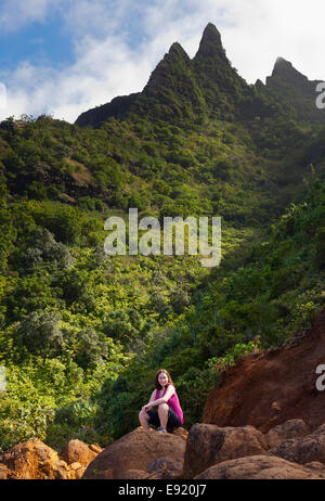 Girl hiking Kalalau trail à Kauai Banque D'Images