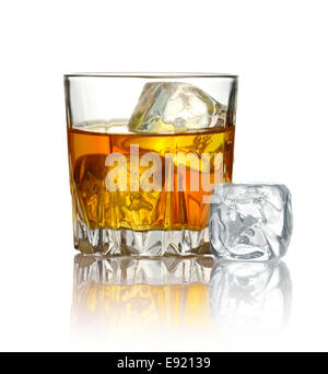 Verre de whisky et de glace isolated on white Banque D'Images