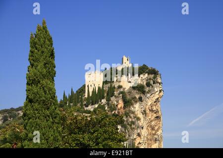 Ruines du château de Arco, Italie Banque D'Images