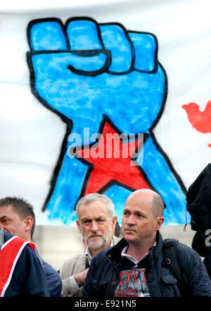 MP Jeremy Corbyn (main-d'Islington (Nord) au premier mai à Trafalgar Square, Londres, 2014 Banque D'Images