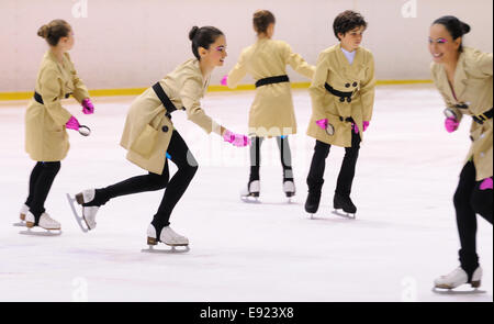 Barcelone - Mai 03 : jeune équipe d'une école de patinage sur glace effectue, déguisé en détectives avec d'imperméables. Banque D'Images