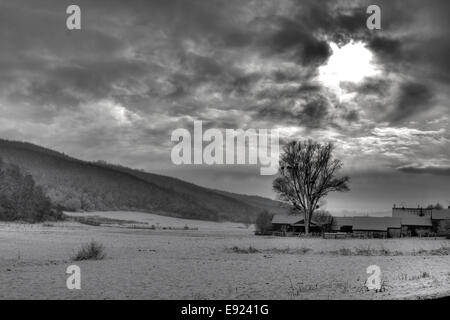 Ciel dramatique, les rayons du soleil à travers les nuages Banque D'Images